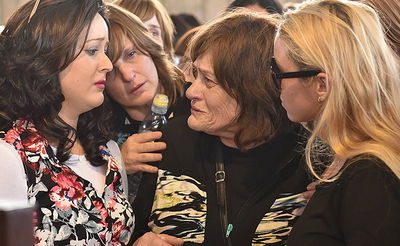 הסבתא עם נכדותיה, בהלוויה