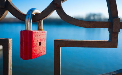 כך פורצים מנעולים בשניות ספורות