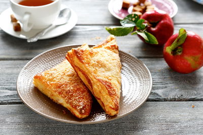 בורקס במילוי תפוחי עץ מתוק - פרווה או חלבי