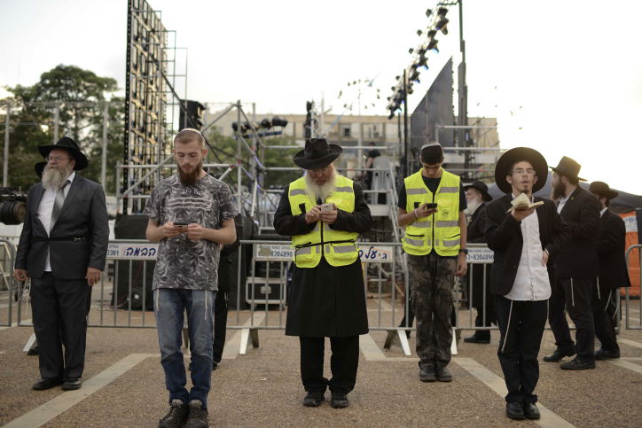 חב"דניקים וכאלו שלא חגגו בכיכר רבין • צפו