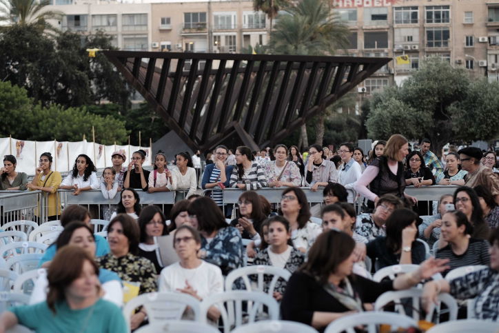 חב"דניקים וכאלו שלא חגגו בכיכר רבין • צפו