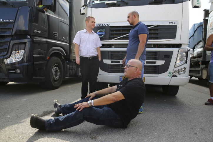 חוסמים מעבר משאיות לעזה