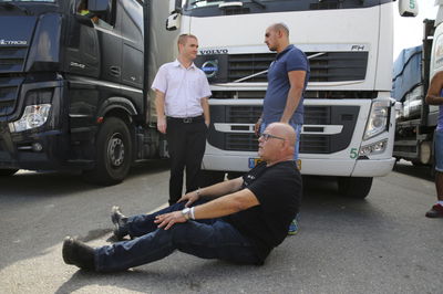 חוסמים מעבר משאיות לעזה