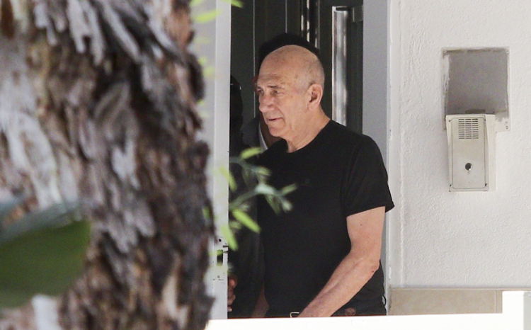 צפו: האסיר אהוד אולמרט יוצא לחופשה ראשונה מהכלא