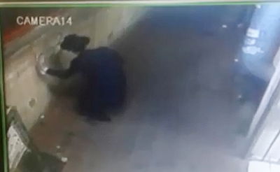 צפו: אלמוני מרסס גרפיטי "צבא = שמד" בבני ברק