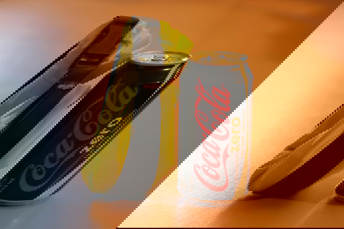 לשם השוואה. השקית ליד פחית קולה