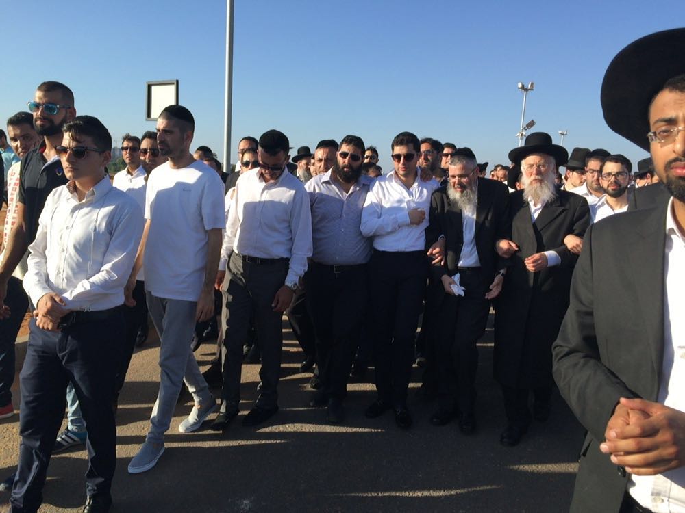 "אני לא יודע לדבר, יודע רק לשיר" - התייפח הפייטן בלוויית אמו