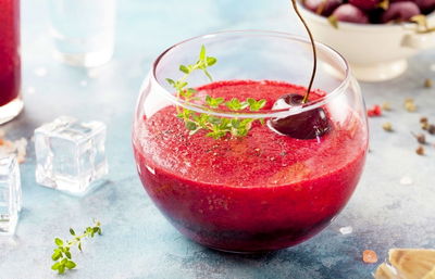 סבתא תהיה גאה. מרק תותים ופטל מרענן על בסיס יוגורט