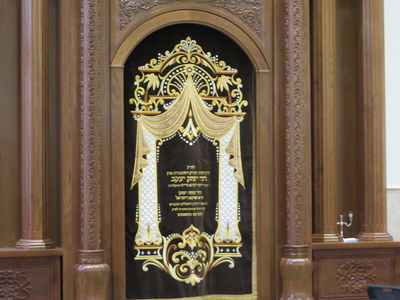 הפרוכת בארון הקודש