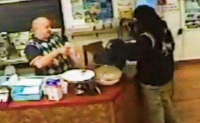 לא תאמינו: כך התמודד המוכר עם השודד החמוש