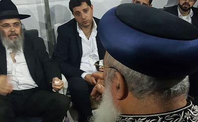 צפו: הגר"ש עמאר מנחם את הפייטן משה דוויק