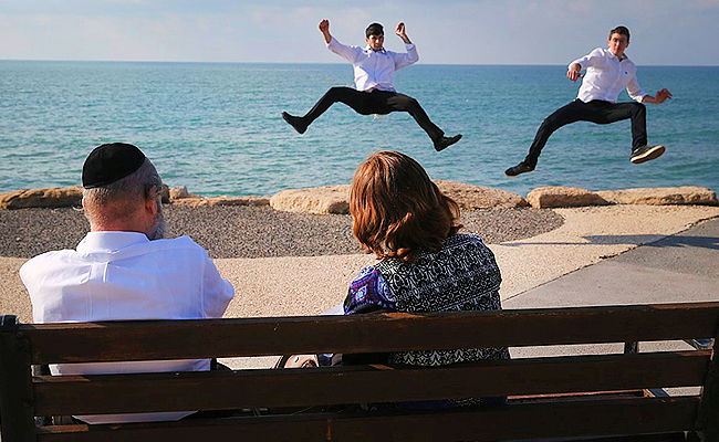 חרדים בחוף ים. אילוסטרציה