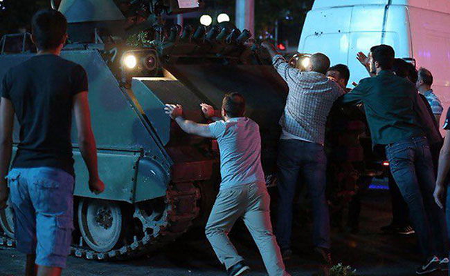 אזרחים חוסמים בגופם את ניסיון ההפיכה