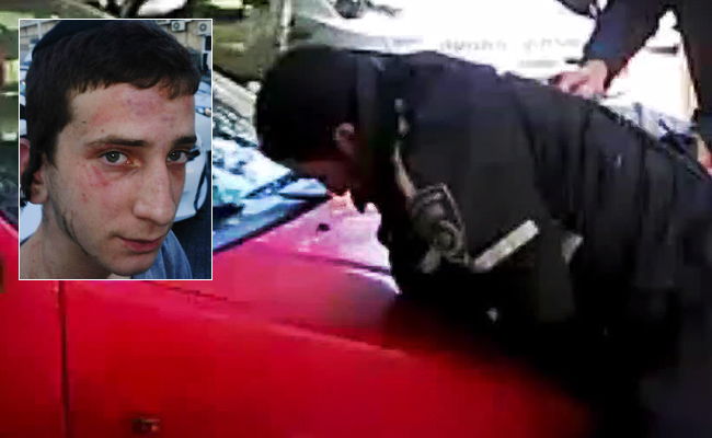 הנער המוכה לצד השוטרים המכים