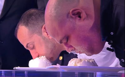 ובפינת השיא הביזארי: לאכול מהר חצי קילו מוצרלה