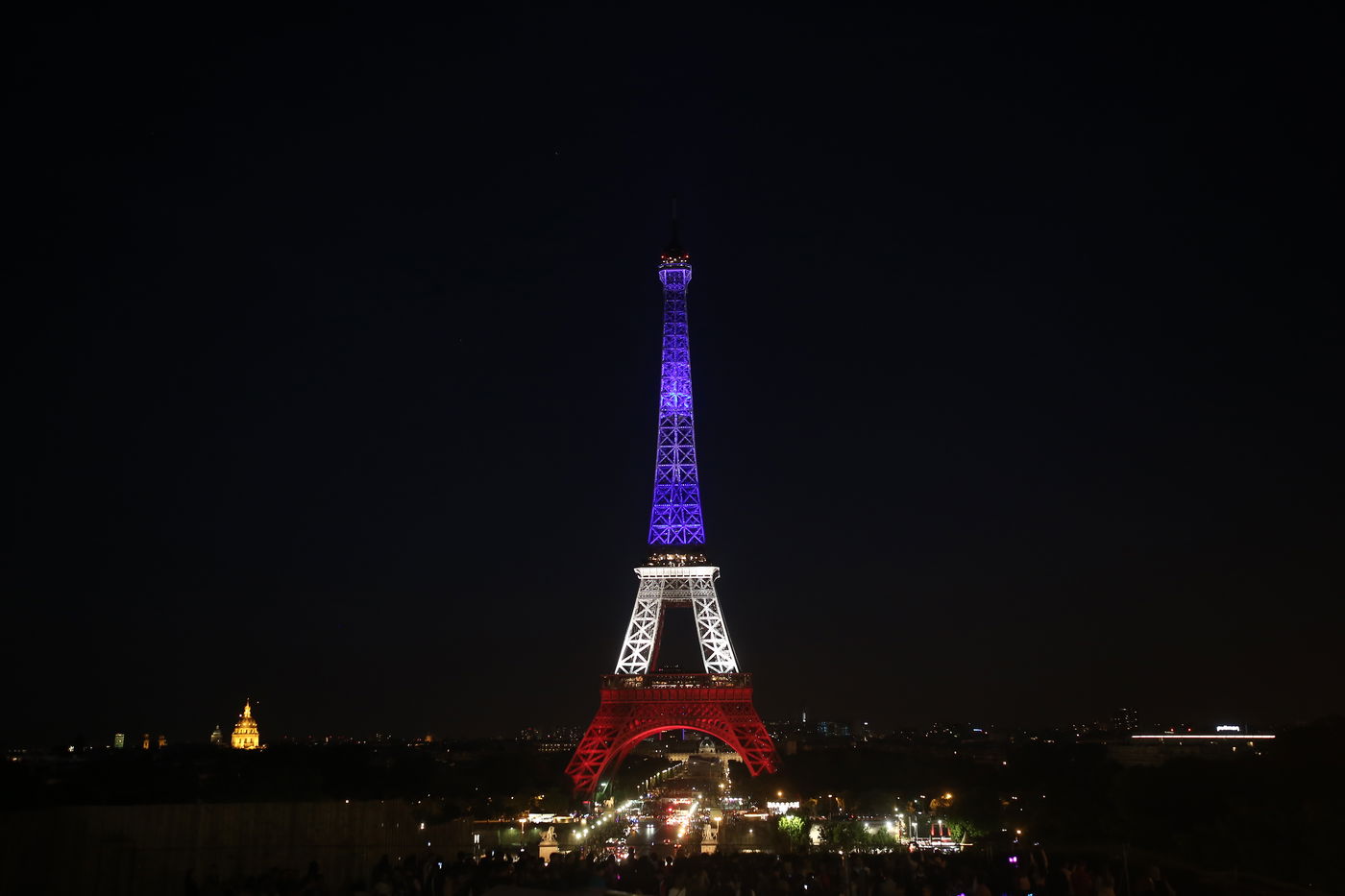 תל אביב ומגדל אייפל הוארו בצבעי הדגל הצרפתי. צפו