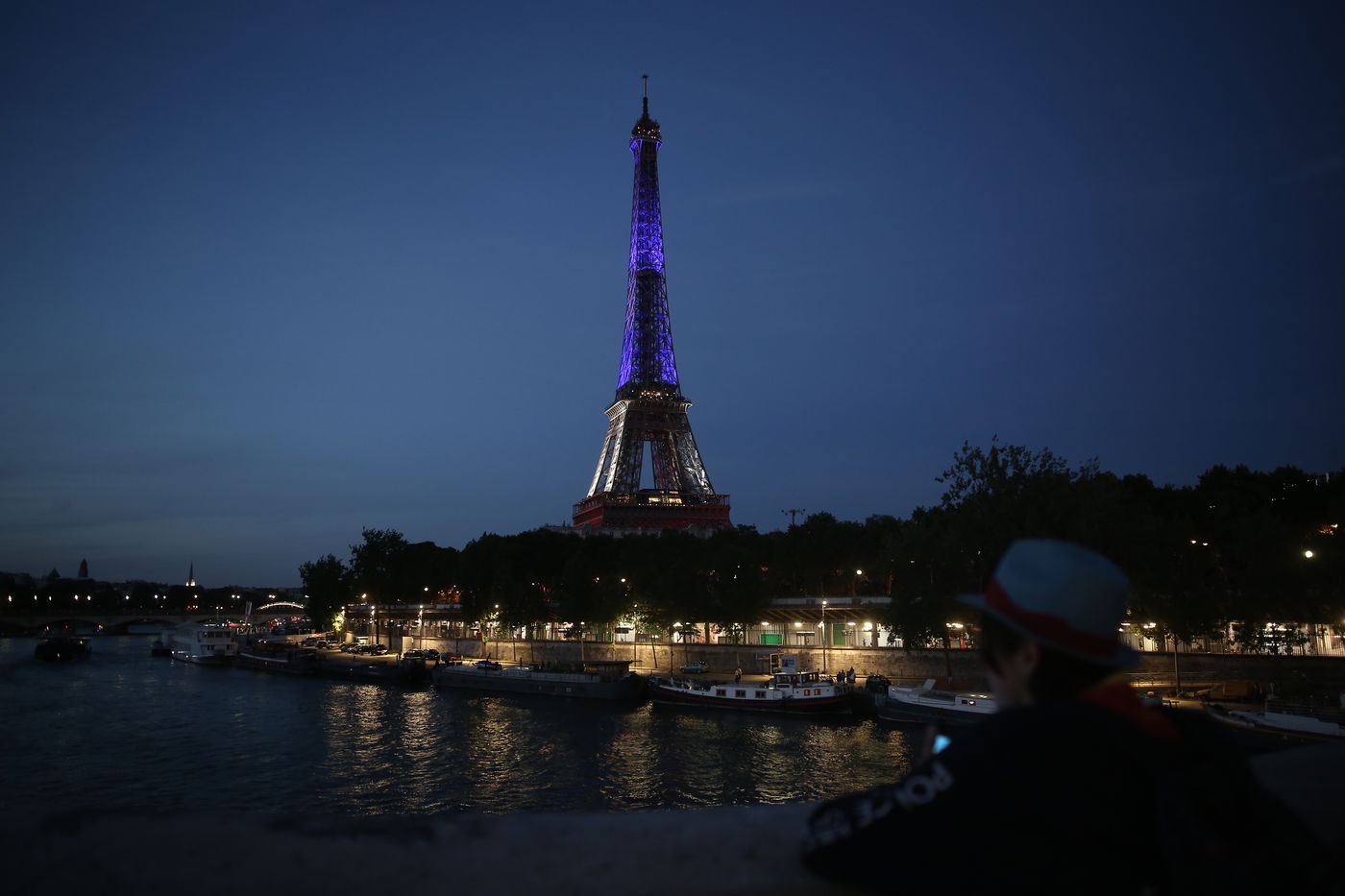 תל אביב ומגדל אייפל הוארו בצבעי הדגל הצרפתי. צפו