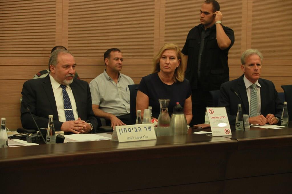 שר הביטחון: גם אם אלאור אזריה טעה, צריך לגבות אותו