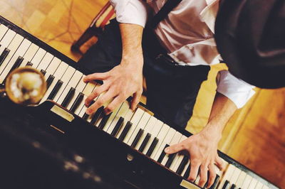 פסנתר אקוסטי לניגון י"ב-י"ג תמוז