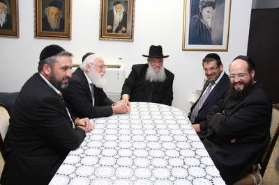 המשלחת בבית המרא דאתרא הגרי"מ זוננפלד שליט"א
