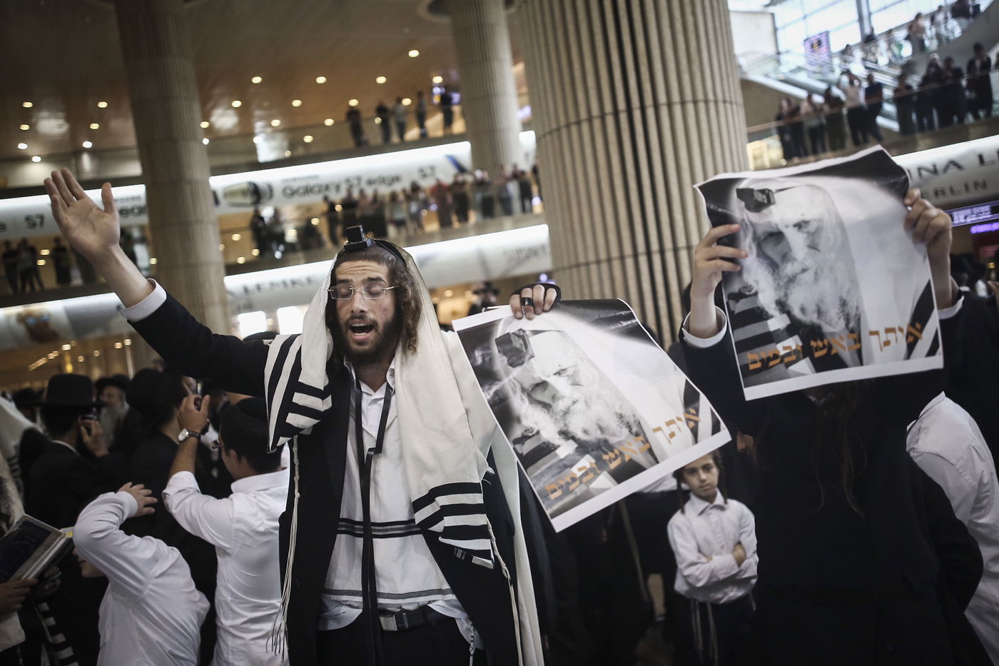 החסידים במפגן תמיכה ברב אליעזר ברלנד בנתב"ג