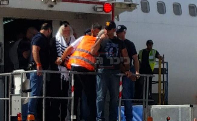 הרב ברלנד בעת מעצרו בנתב"ג, הבוקר