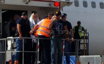 הרב ברלנד בעת מעצרו בנתב"ג, הבוקר