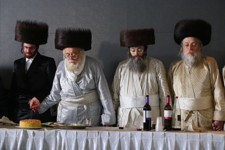 צפו בווידאו • הרבי מתולדות אהרן בריקוד עם הכלה