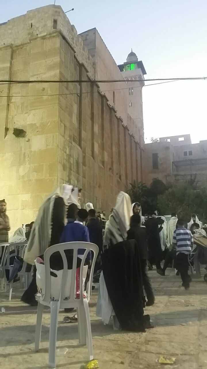 חסידי הרב ברלנד התאספו במערת המכפלה • צפו בתיעוד