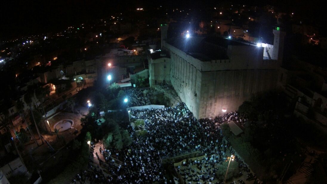 חסידי הרב ברלנד התאספו במערת המכפלה • צפו בתיעוד