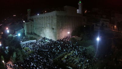 חסידי הרב ברלנד התאספו במערת המכפלה • צפו בתיעוד