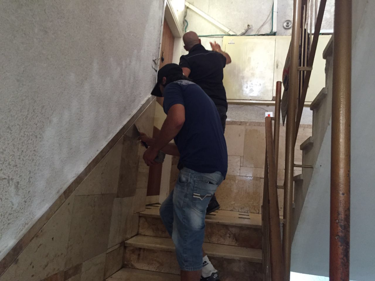 חדר המדרגות שהושחת בספריי שחור