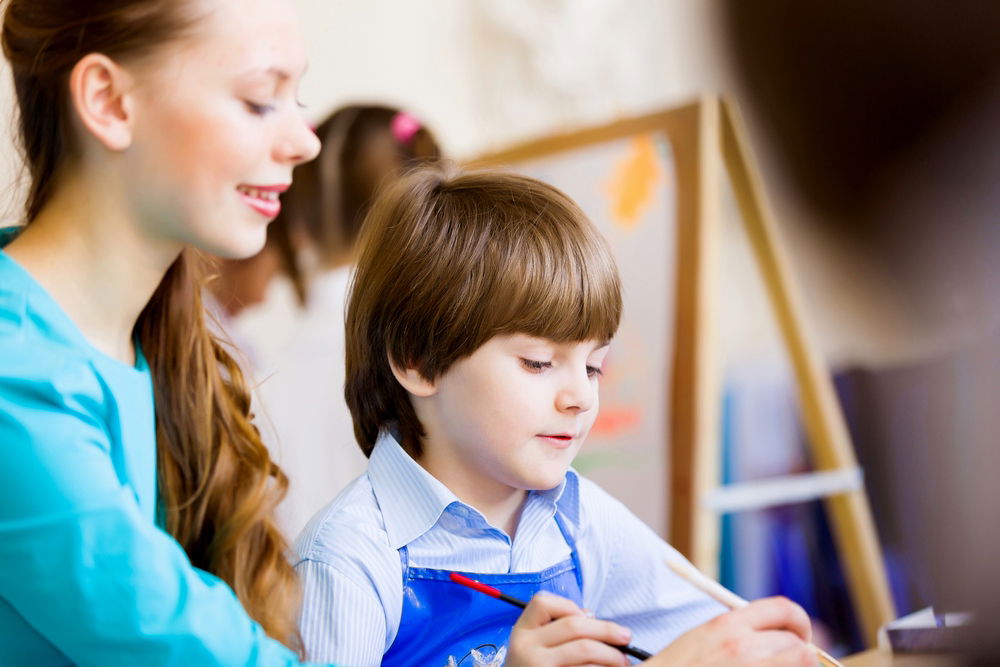 הבת שמדריכה בקייטנה מקבלת שכר הוגן?