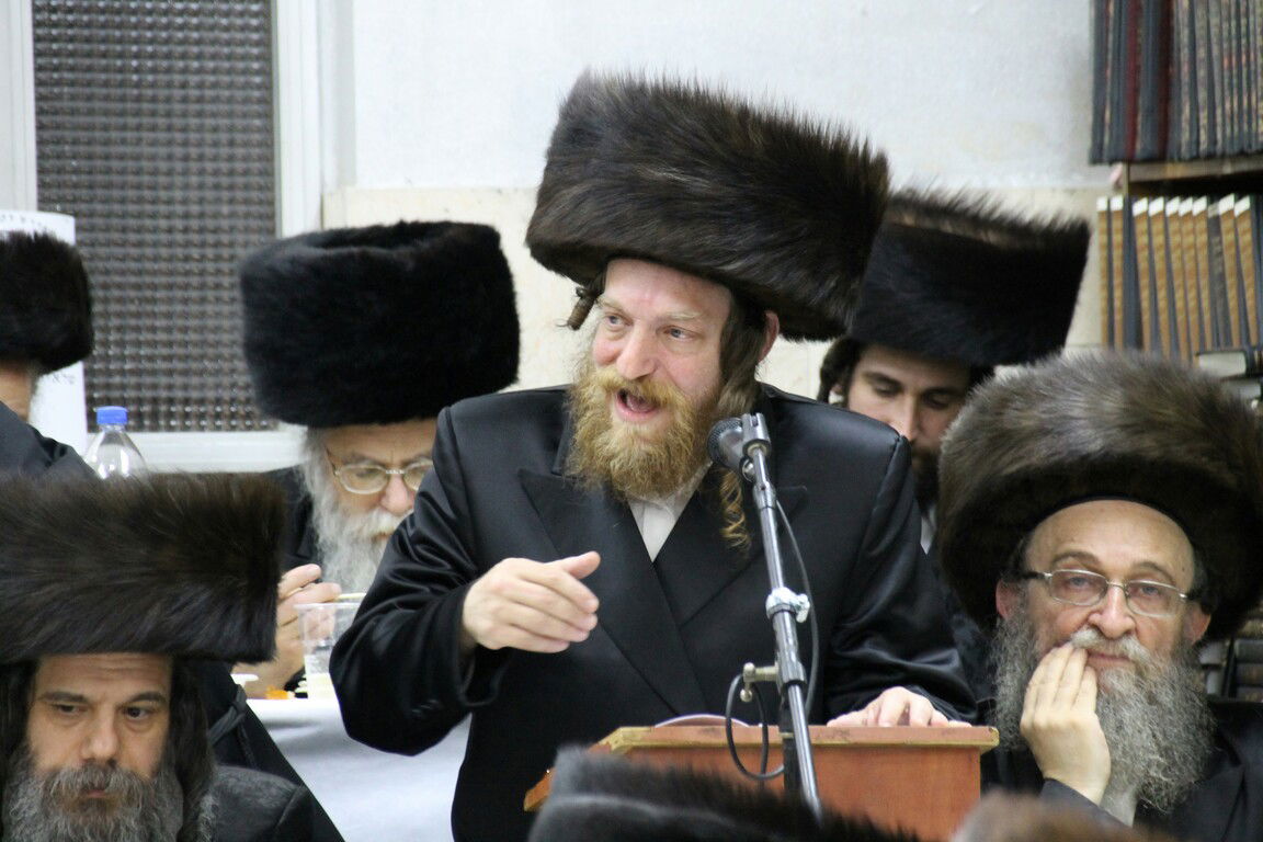 טיש יארצייט בנאראל. צפו בתיעוד