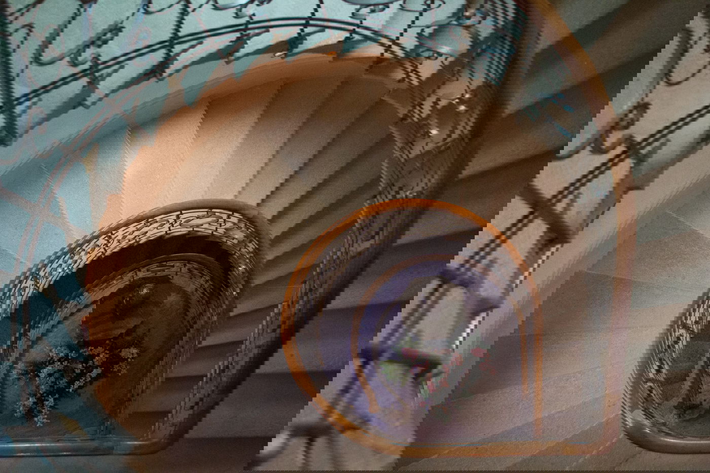 האם החבלות נגרמו מהבעל האלים או מנפילה במדרגות? אילוסטרציה