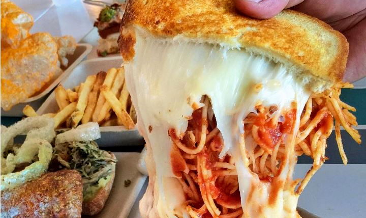 טוסט עם ספגטי. תנסו את זה בבית?