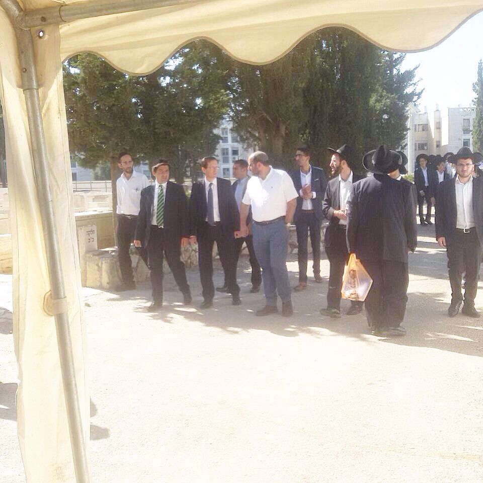 יצחק הרצוג עלה לציון סבו הרב יצחק אייזיק הלוי הרצוג זצ"ל