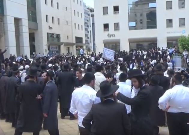 חסידיו של הרב ברלנד מפגינים מול בית המשפט • צפו