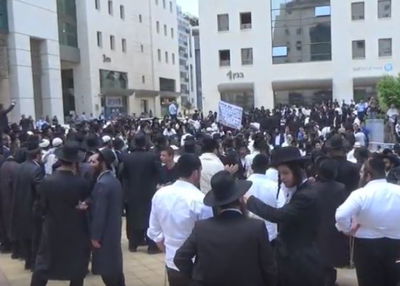 חסידיו של הרב ברלנד מפגינים מול בית המשפט • צפו
