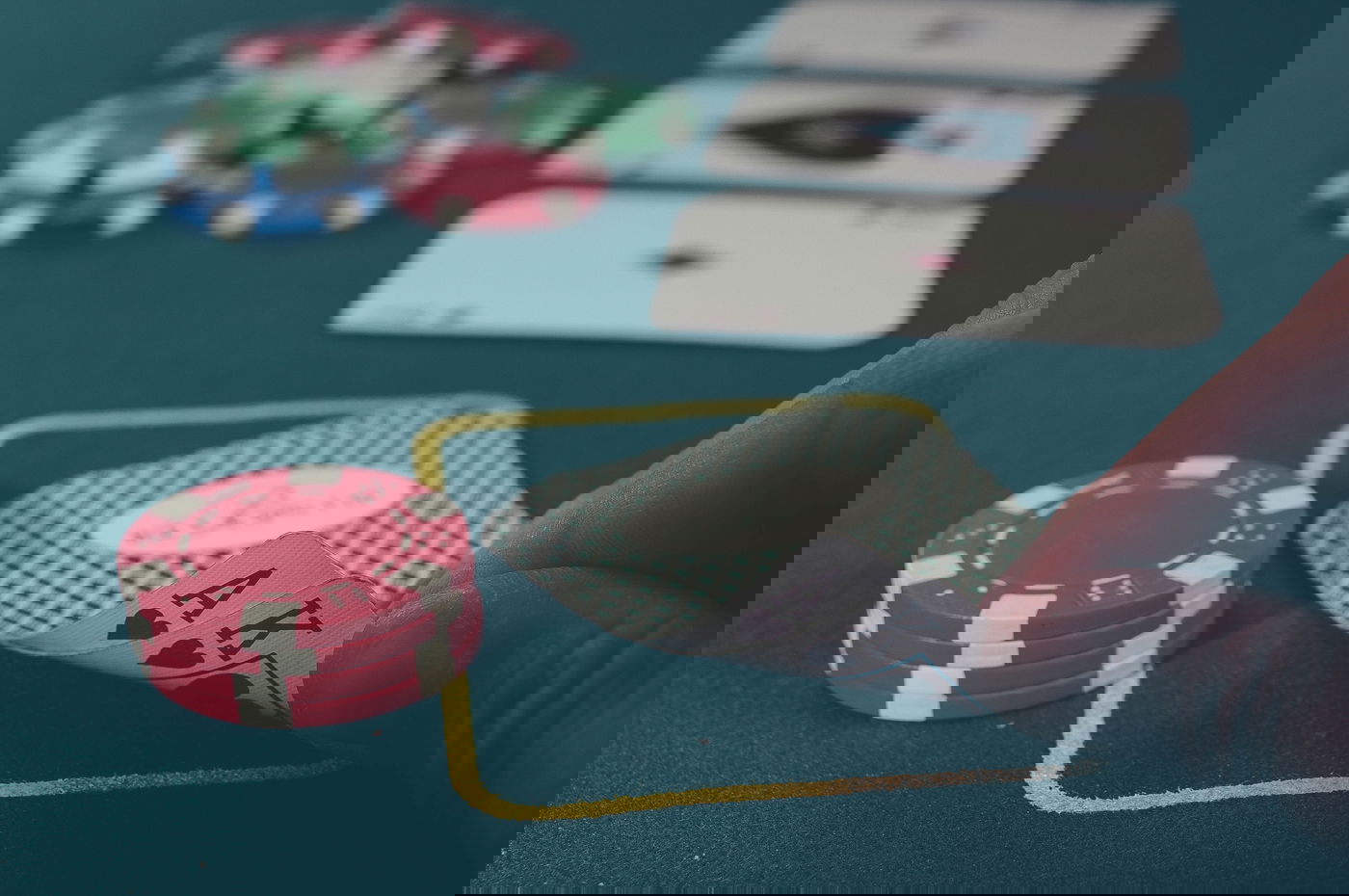 עובד החברה הסתבך בחובות בגלל הימורים. אילוסטרציה