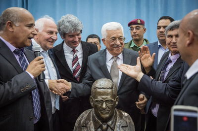 אבו מאזן וחברים ישראלים בלשכתו המפוארת ברמאללה