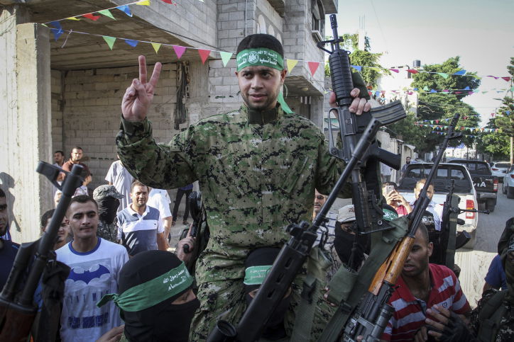 כך המחבל המשוחרר התקבל בעזה. צפו