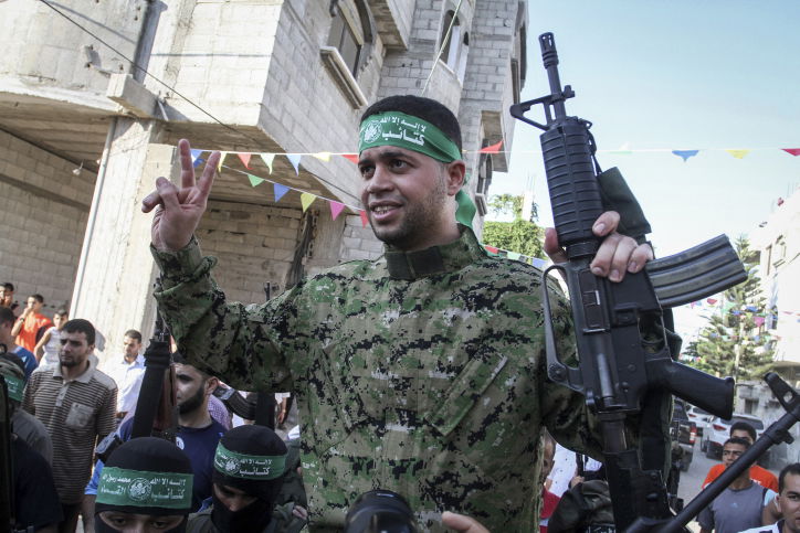 כך המחבל המשוחרר התקבל בעזה. צפו