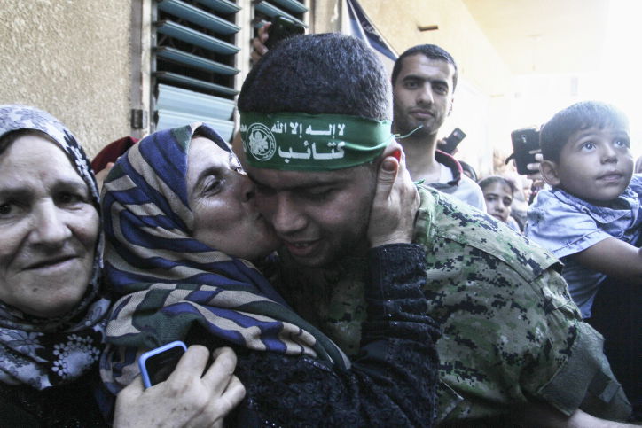 כך המחבל המשוחרר התקבל בעזה. צפו