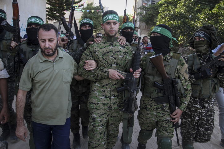 כך המחבל המשוחרר התקבל בעזה. צפו