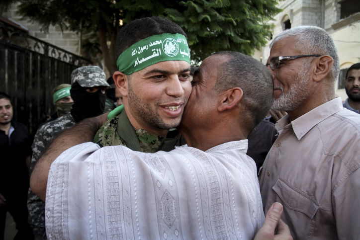 כך המחבל המשוחרר התקבל בעזה. צפו