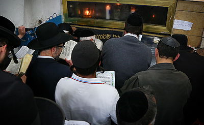 מתפללים בציון הרשב"י. אילוסטרציה, למצולמים אין קשר לנאמר בכתבה