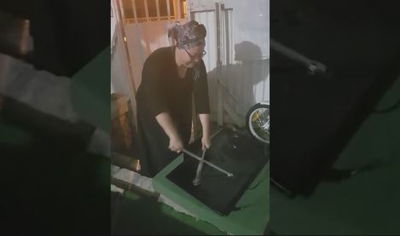 הבן אושפז בקומה, האמא שברה את הטלוויזיה לרפואתו • צפו