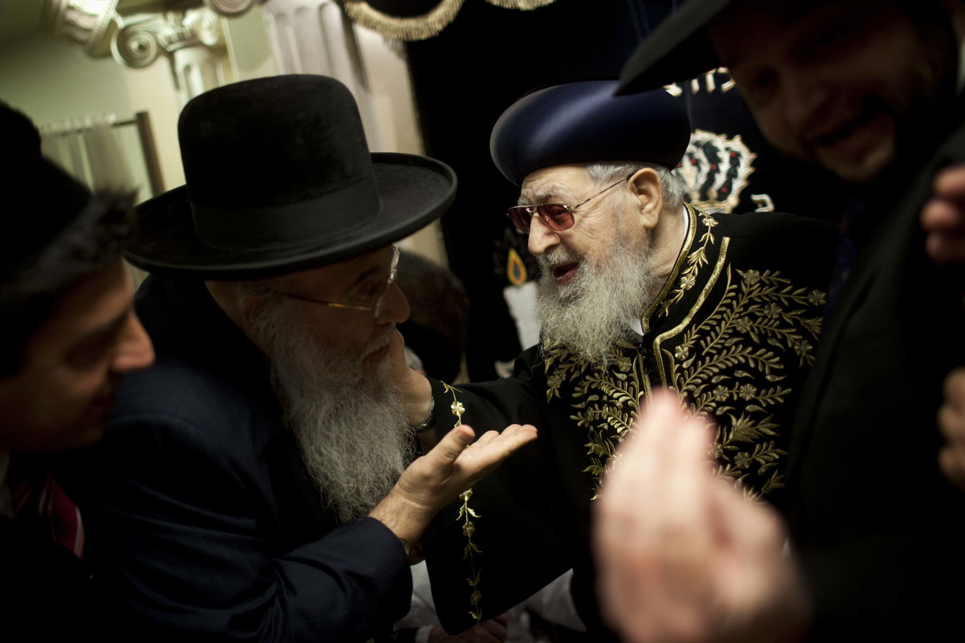 מרן זצ"ל עם המקובל רבי בניהו שמואלי לאחר השיעור במוצ"ש