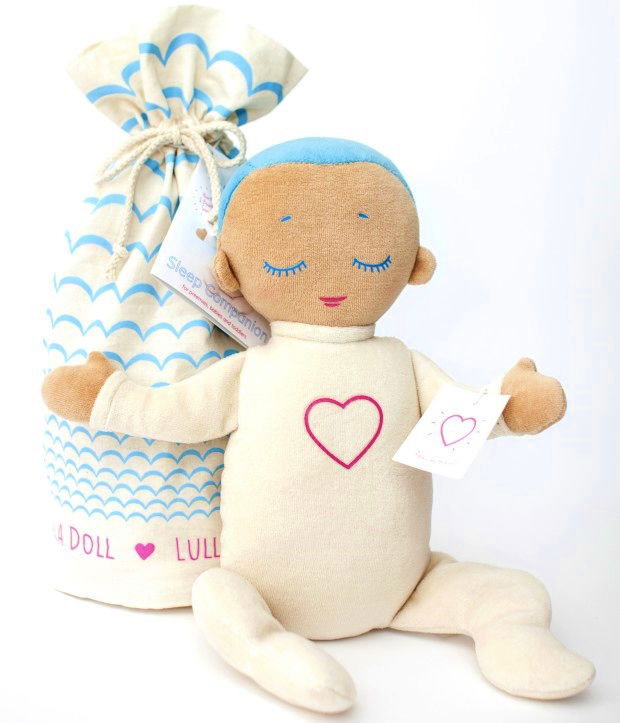 בובה חדשה עוזרת לתינוקות להירדם בקלות, אך המחיר שלה הזוי